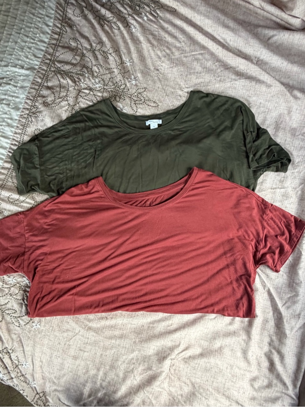 Set of two Scoop Neck Short Sleeve Tees in Olive and Rust